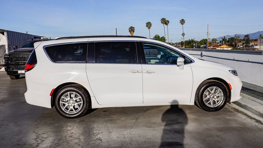 Used 2022 Chrysler Pacifica Touring-L image 13