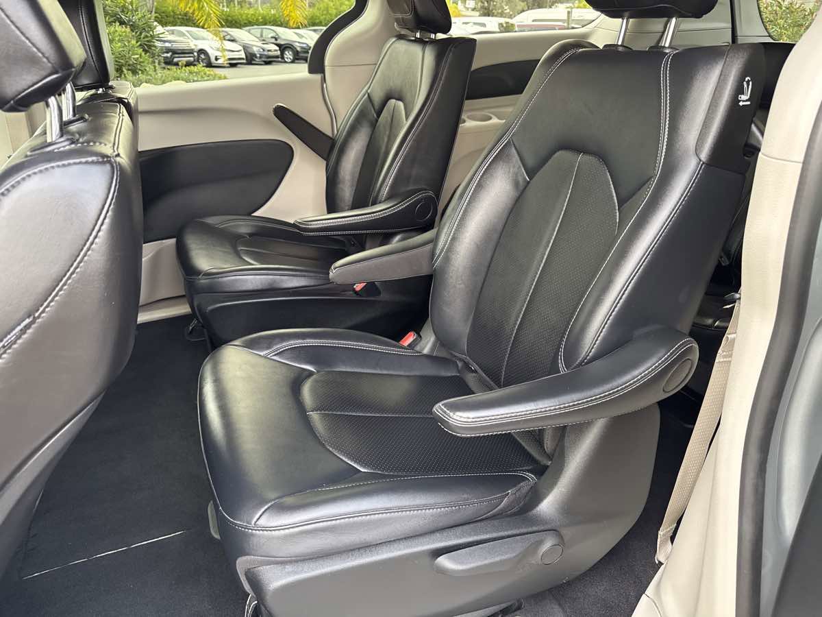 Used 2024 Chrysler Pacifica Select FWD image 29