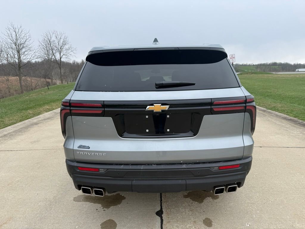 Used 2024 Chevrolet Traverse LS image 3