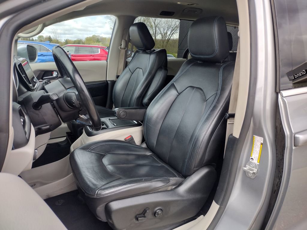 Used 2021 Chrysler Pacifica Touring-L FWD image 2