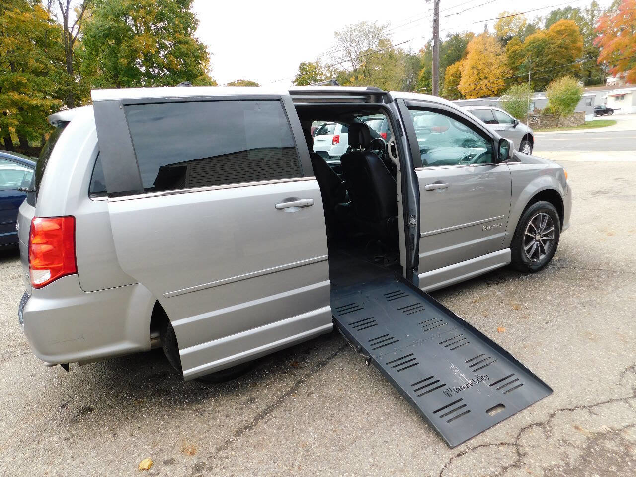 Used 2017 Dodge Grand Caravan SXT image 3