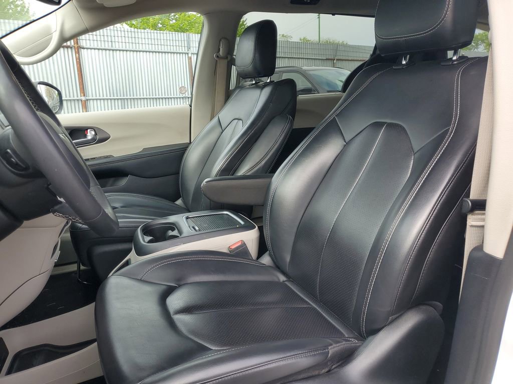 Used 2023 Chrysler Pacifica Touring-L FWD image 17