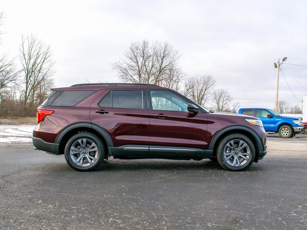 Used 2022 Ford Explorer XLT w/ Equipment Group 202A image 3
