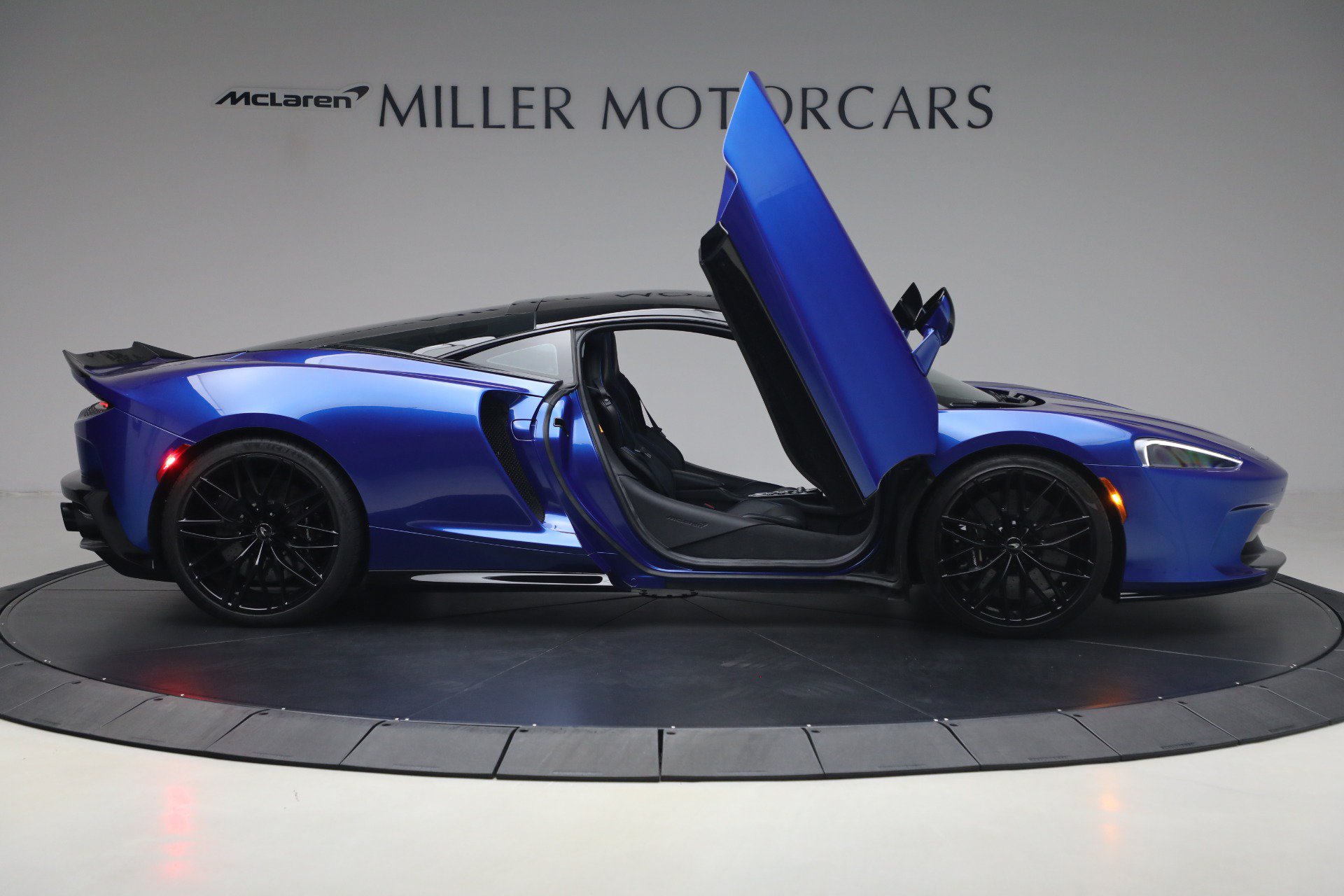 Used 2023 McLaren GT RWD image 20