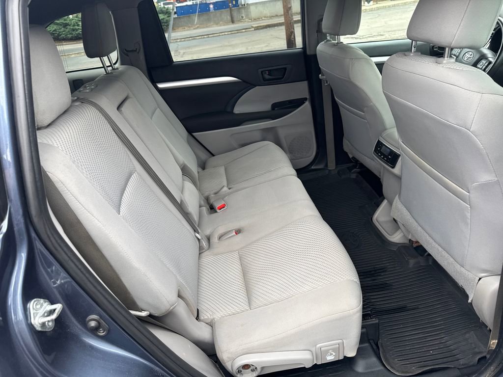 Used 2019 Toyota Highlander LE AWD/4WD image 38