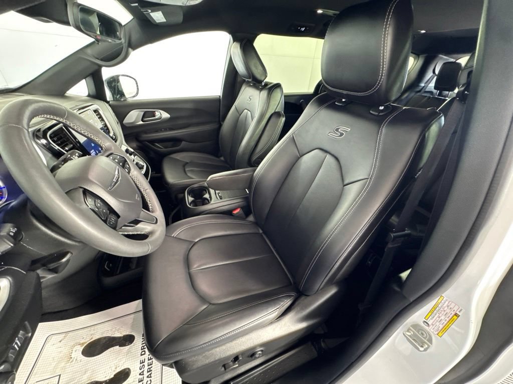 Certified 2024 Chrysler Pacifica Limited FWD image 23