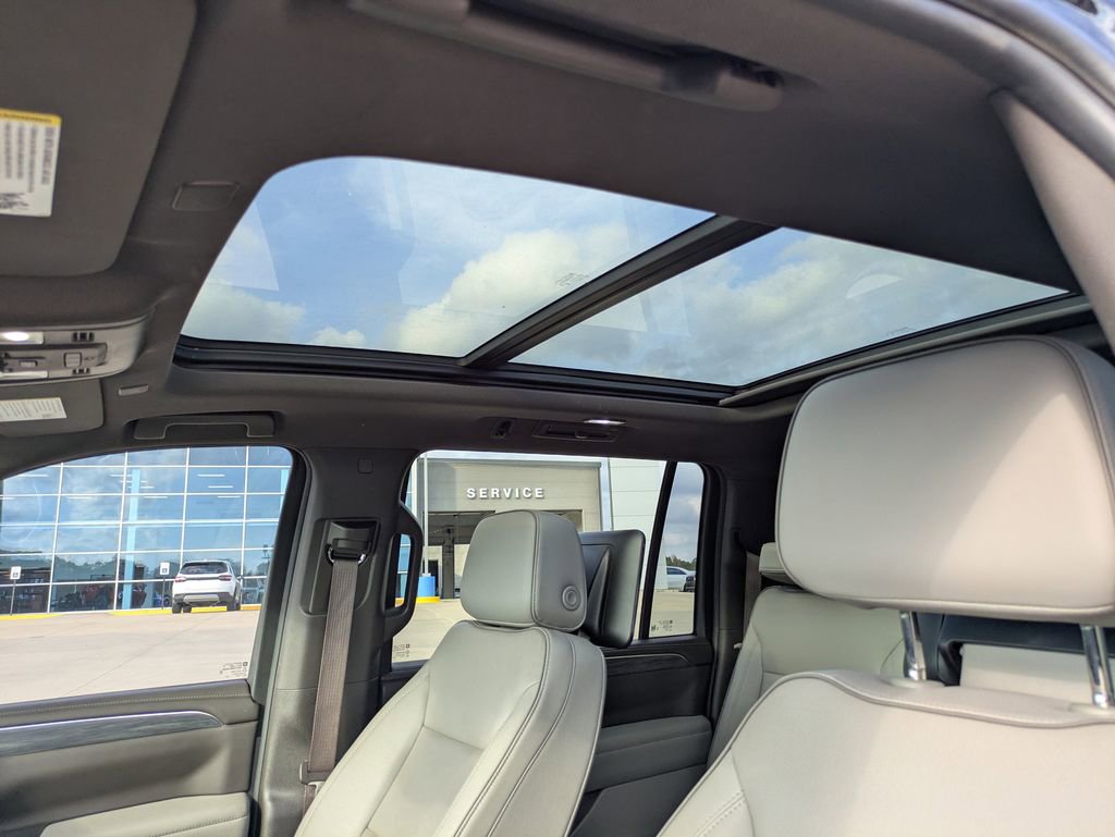 Used 2023 GMC Yukon XL SLT w/ SLT Premium Package image 9