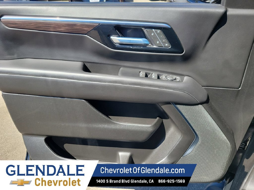 Used 2025 Chevrolet Suburban Z71 AWD/4WD image 37