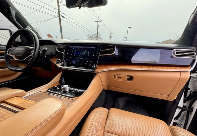 Used 2022 Jeep Grand Wagoneer Series III w/ Rear Seat Video Group 1 image 15