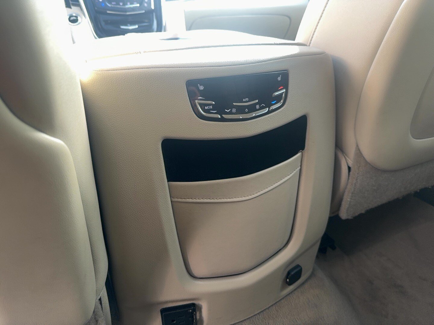 Used 2018 Cadillac Escalade ESV Luxury AWD/4WD image 17