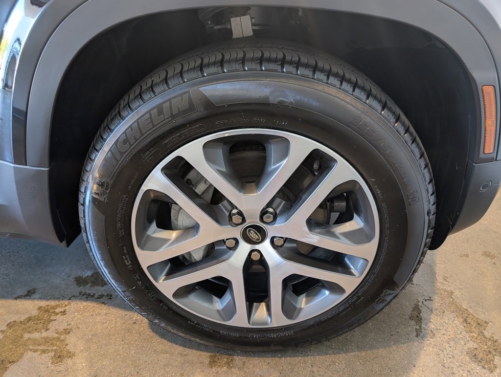 Used 2023 Land Rover Defender 130 SE image 10