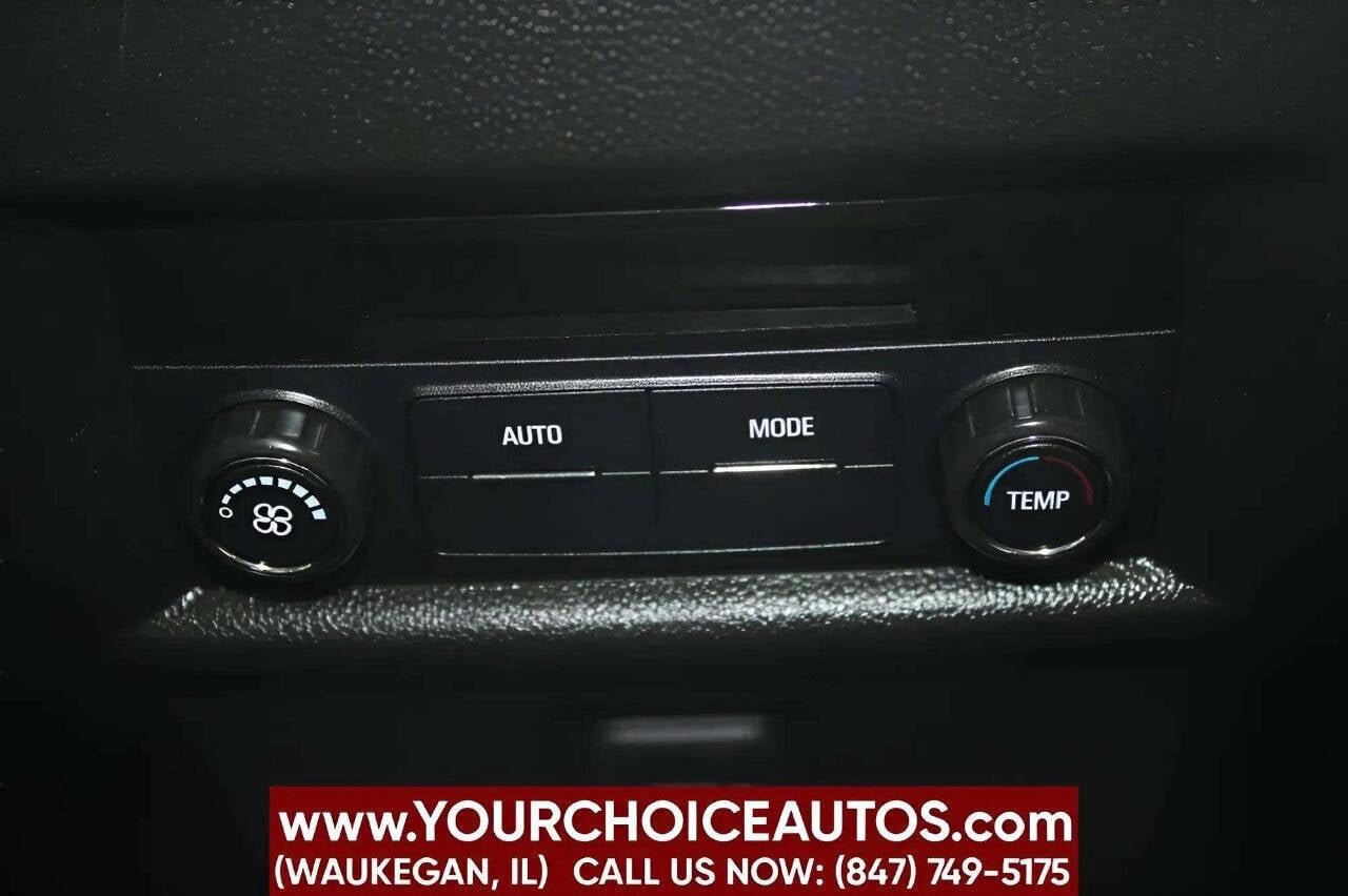 Used 2020 Chevrolet Traverse LT w/ Driver Confidence II Package image 14