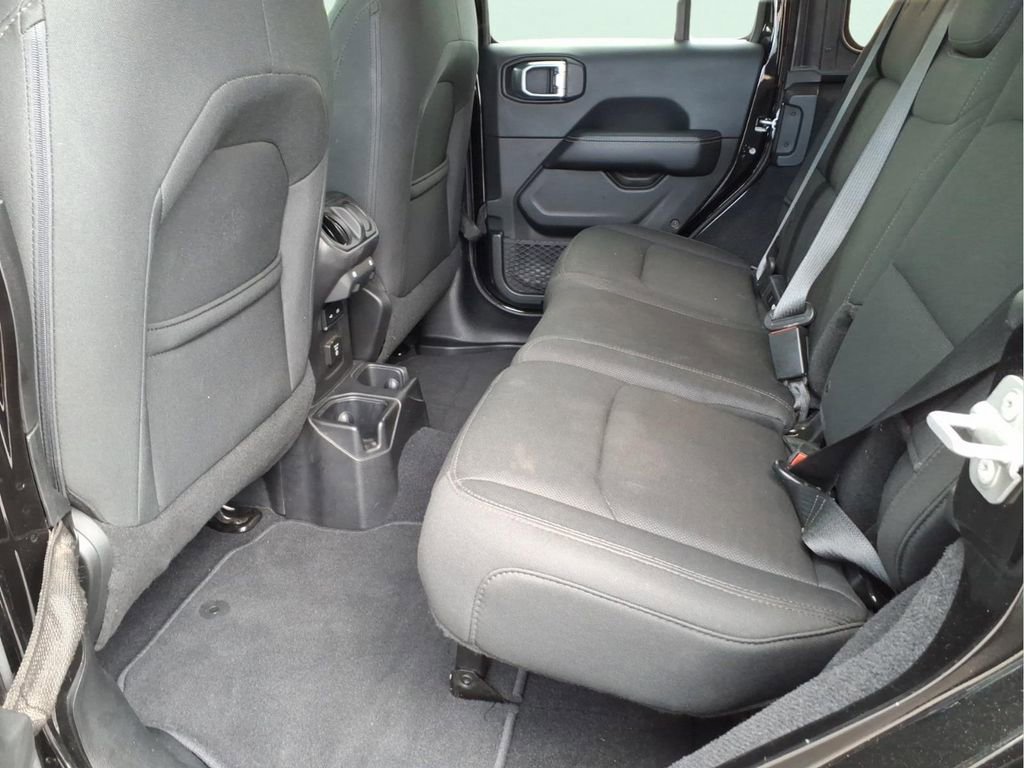 Used 2018 Jeep Wrangler Unlimited Sahara image 13