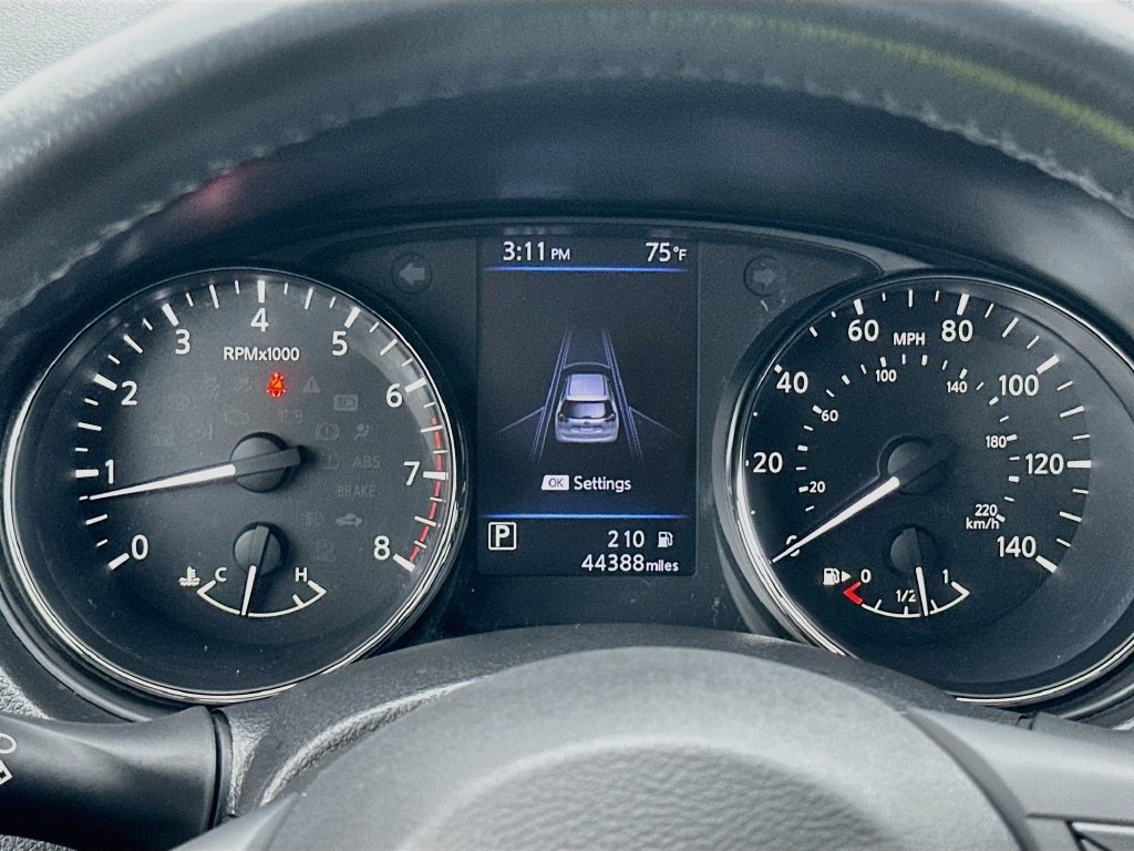 Used 2019 Nissan Rogue SV w/ Premium Package FWD image 12