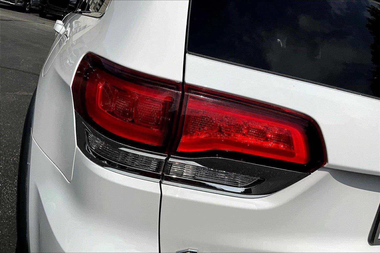 Used 2021 Jeep Grand Cherokee Laredo AWD/4WD image 31