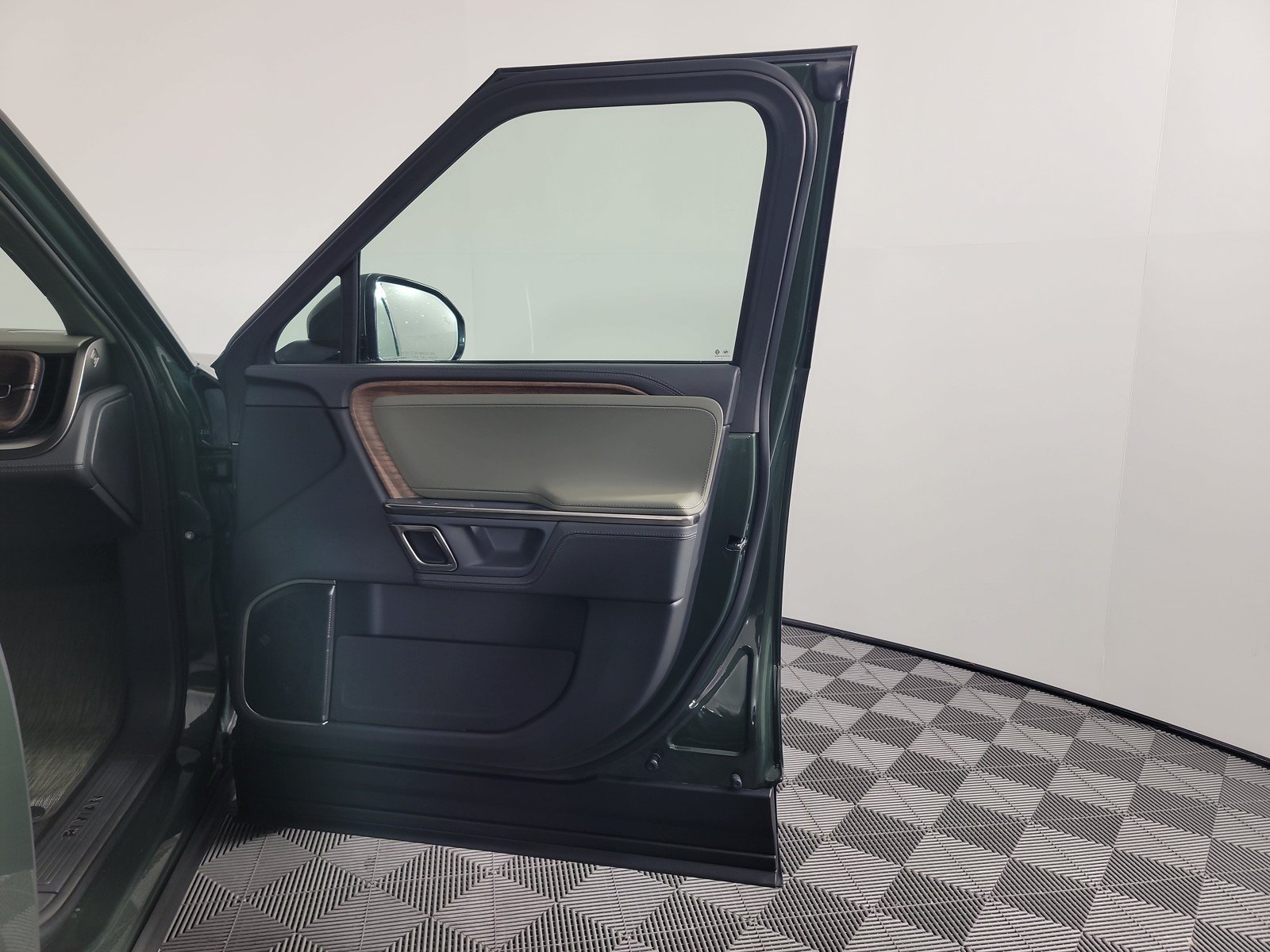 Used 2024 Rivian R1T Adventure AWD/4WD image 18