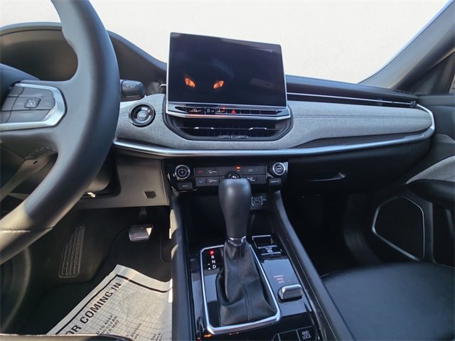 Used 2024 Jeep Compass Latitude image 11