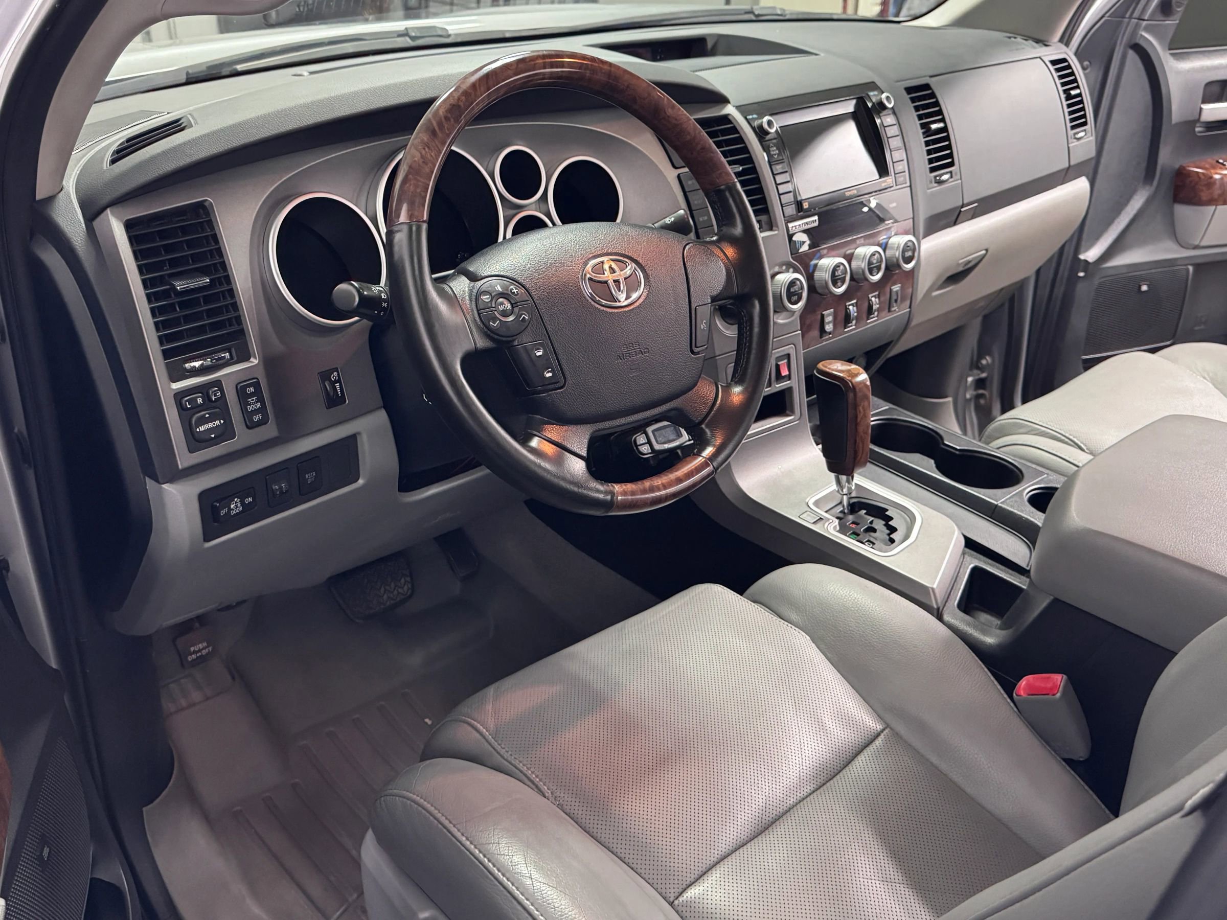 Used 2010 Toyota Tundra Limited AWD/4WD image 30