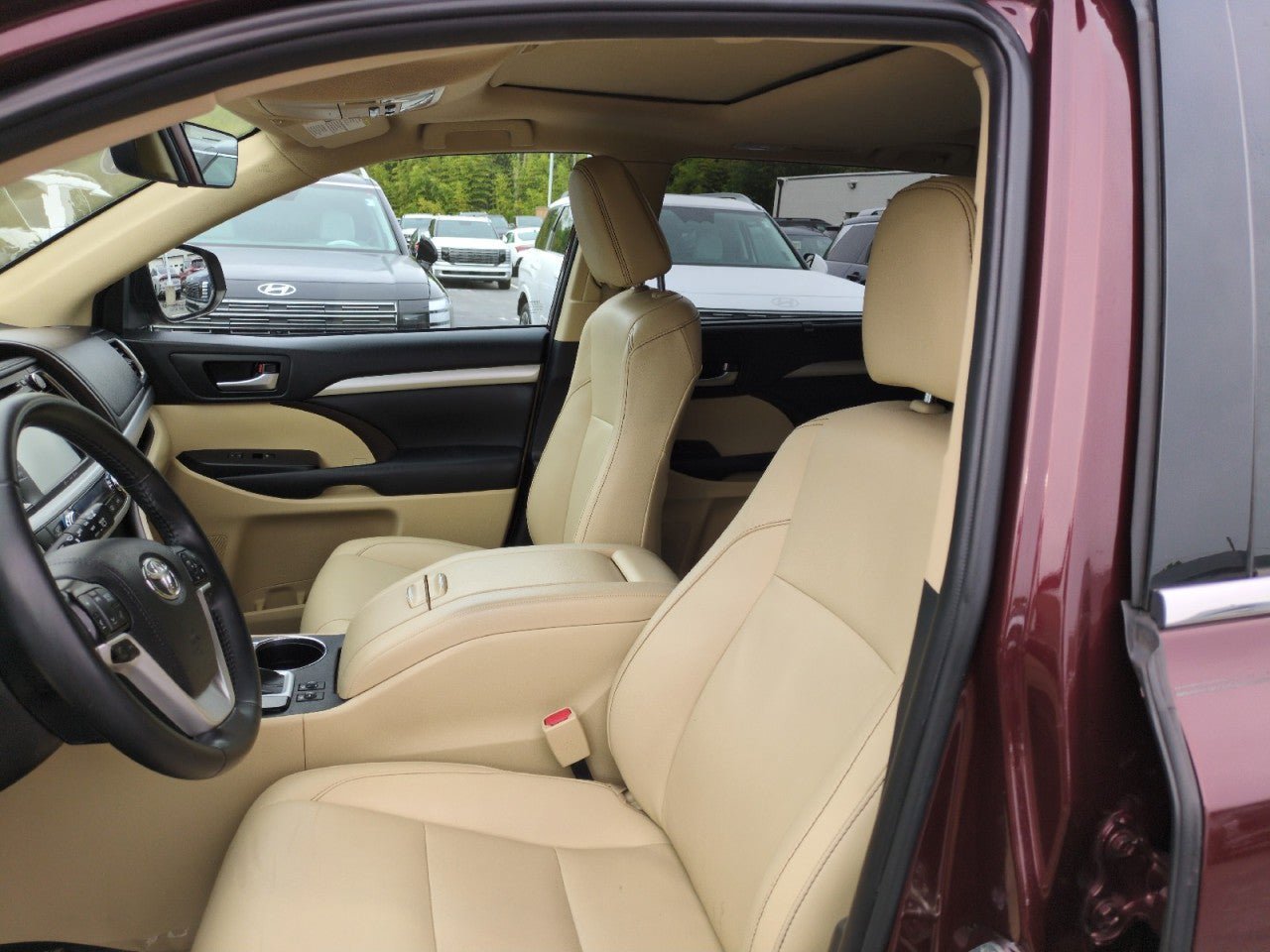 Used 2019 Toyota Highlander XLE FWD image 16