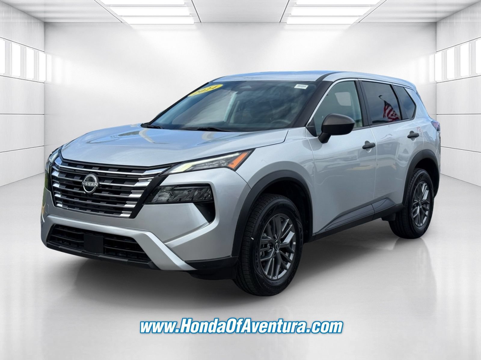 Used 2024 Nissan Rogue S AWD/4WD image 3