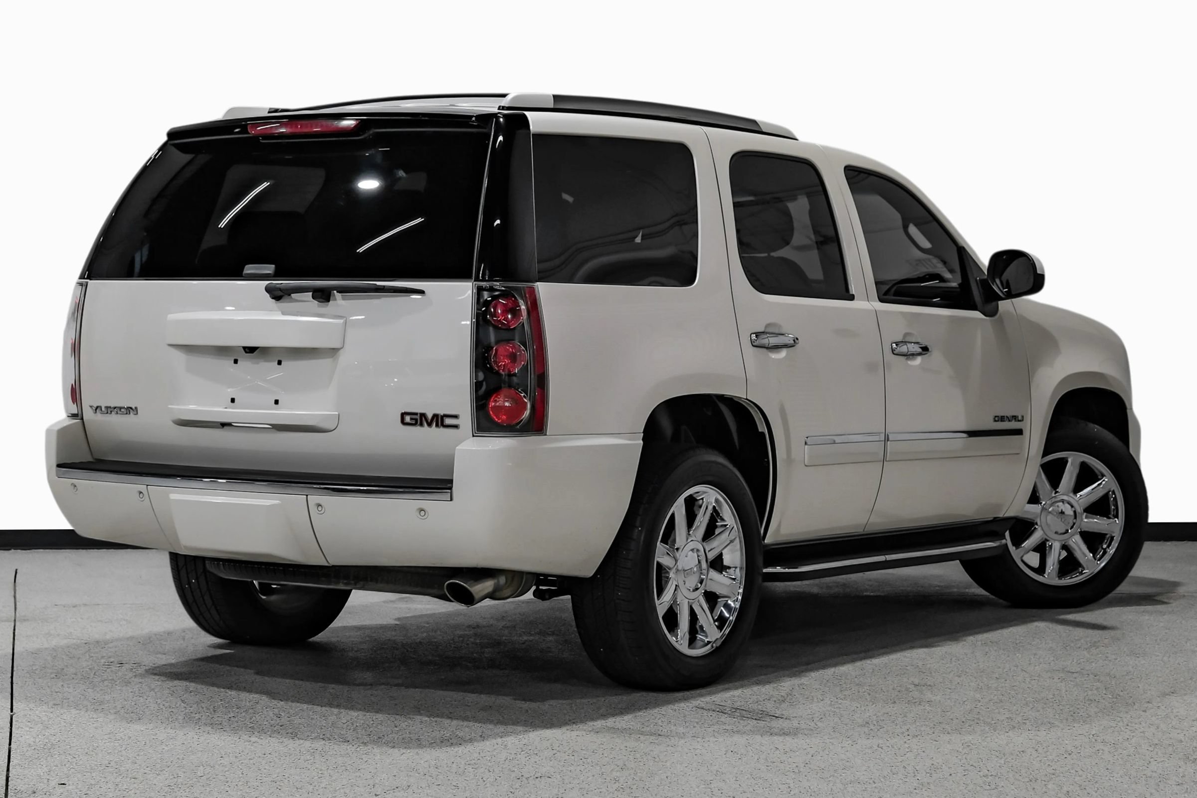 Used 2014 GMC Yukon Denali RWD image 6