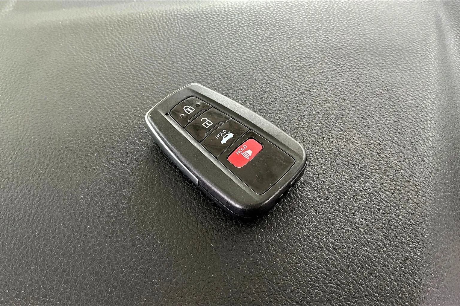 Used 2022 Toyota Camry SE w/ Cold Weather Package FWD image 32
