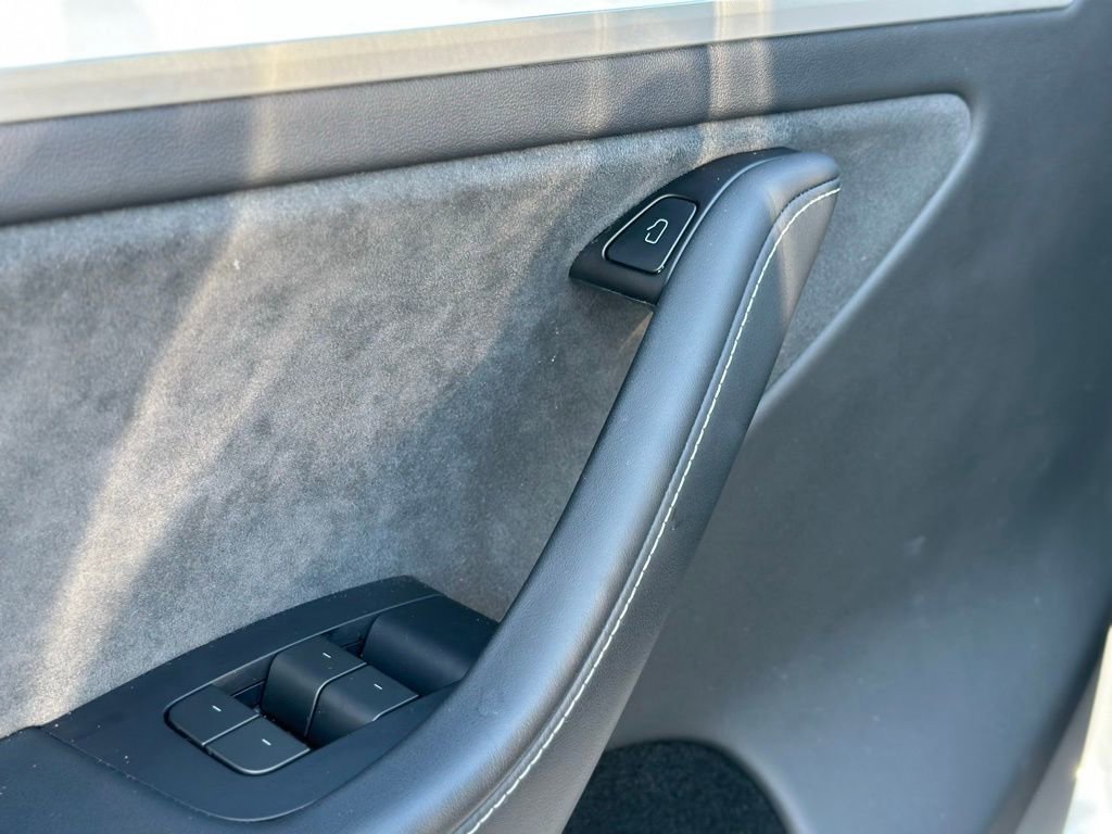 Used 2024 Tesla Model Y Long Range image 18