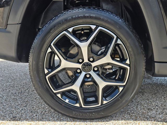 Used 2025 Jeep Compass Limited image 32