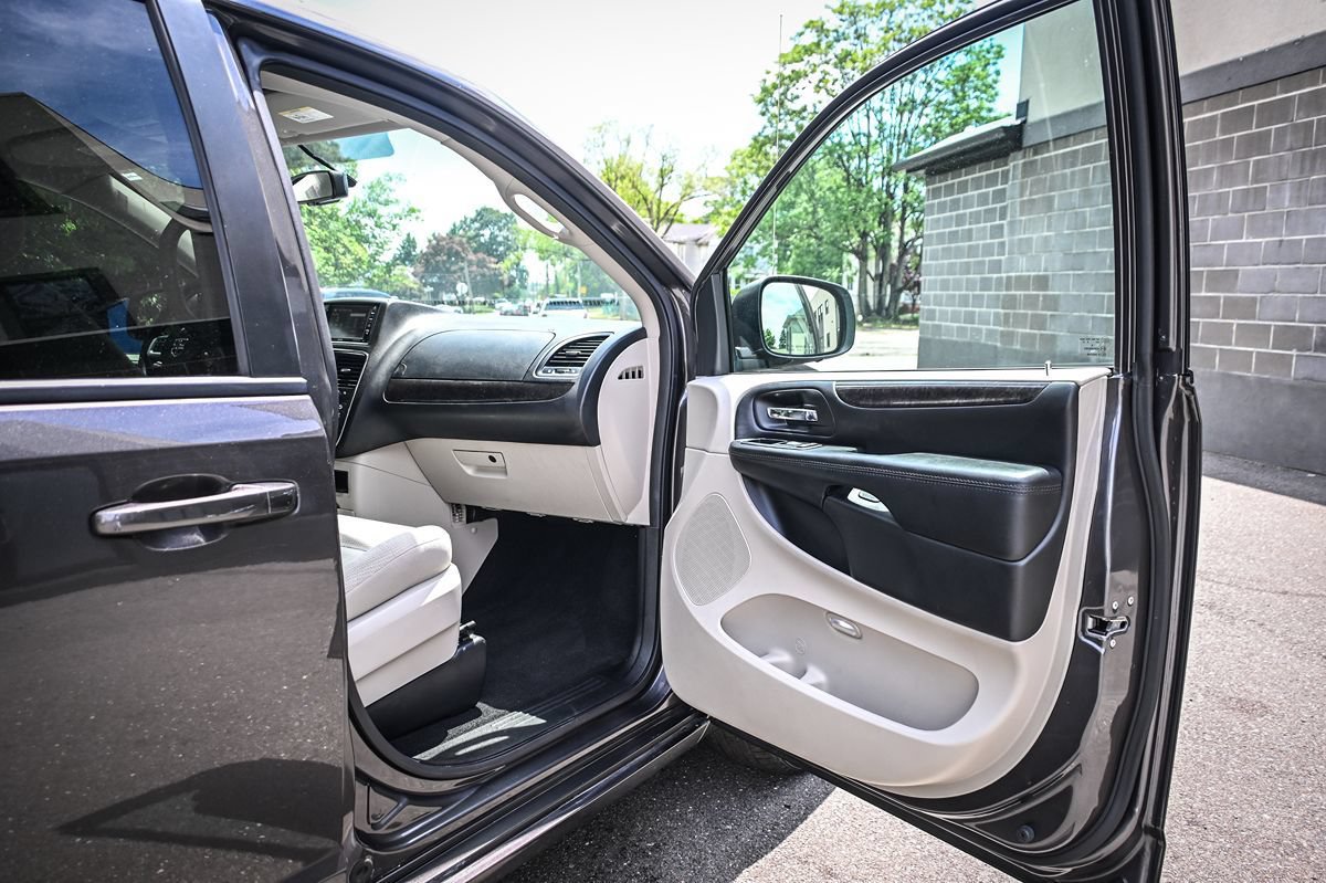 Used 2018 Dodge Grand Caravan SE w/ UConnect Hands-Free Group FWD image 20