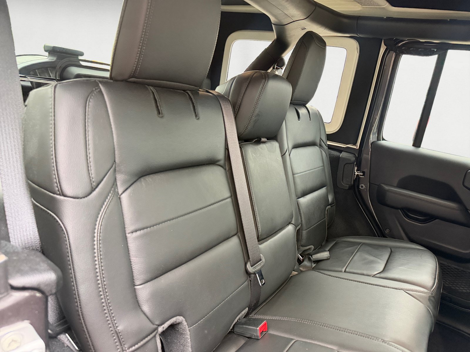 Used 2022 Jeep Wrangler Unlimited Sahara AWD/4WD image 18