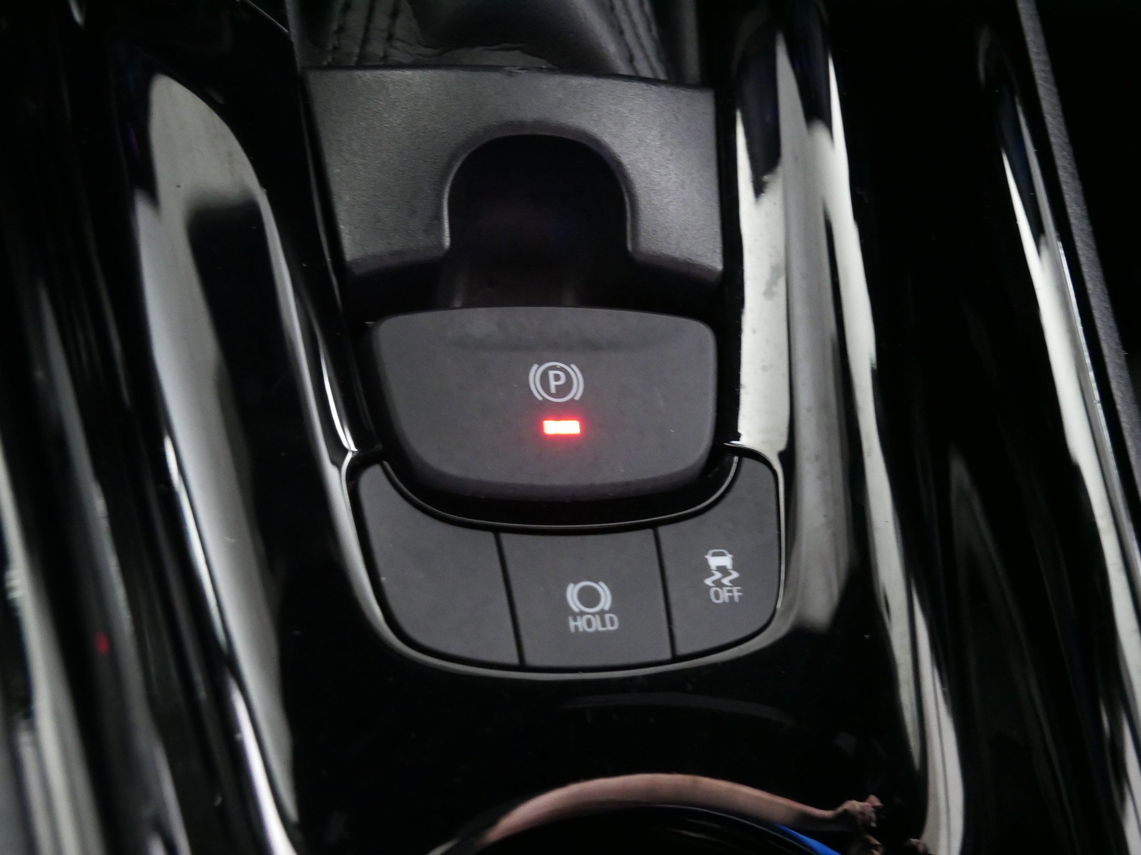 Used 2020 Toyota C-HR XLE FWD image 29