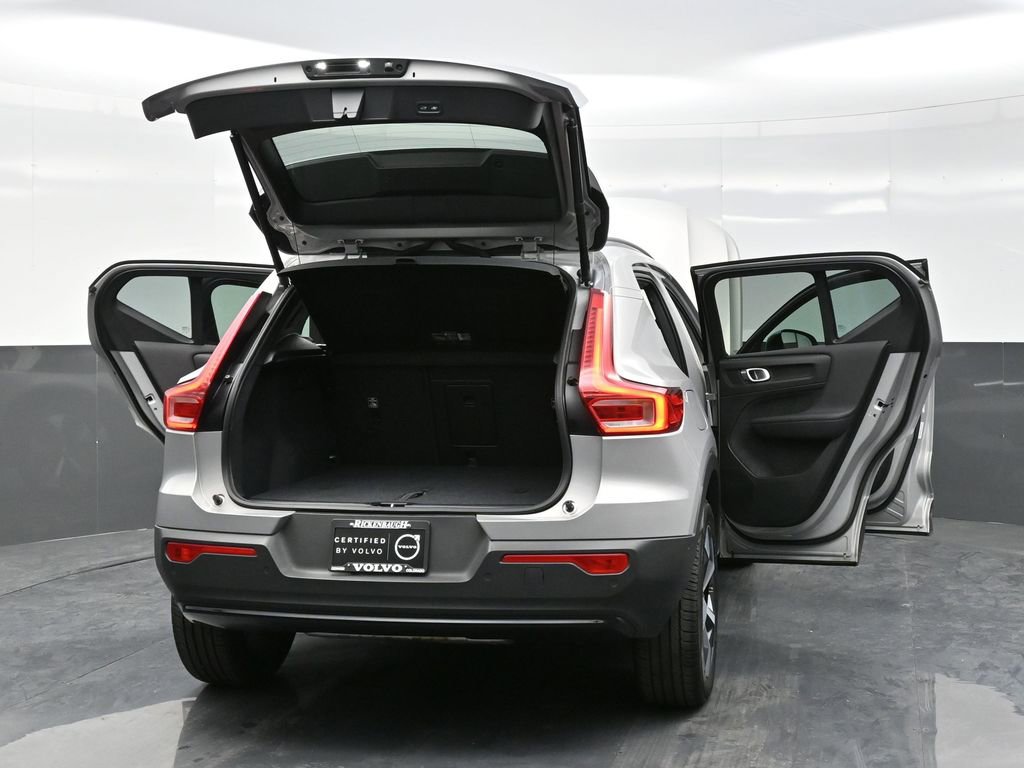 Used 2024 Volvo XC40 B5 Plus image 29