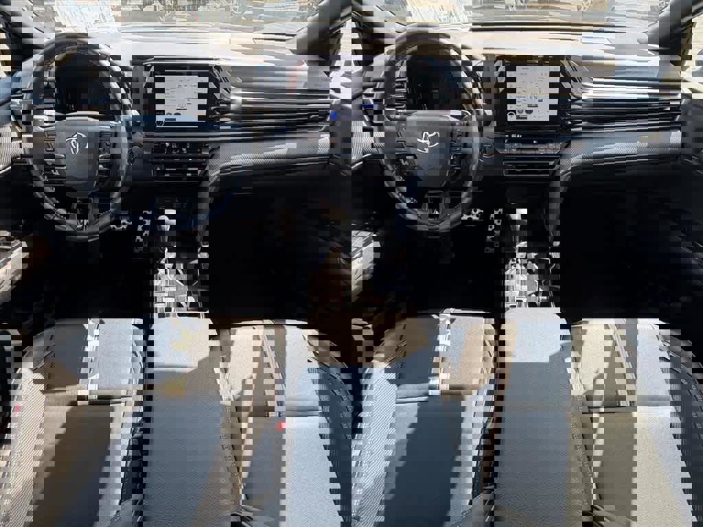 Used 2025 Toyota Camry SE image 12