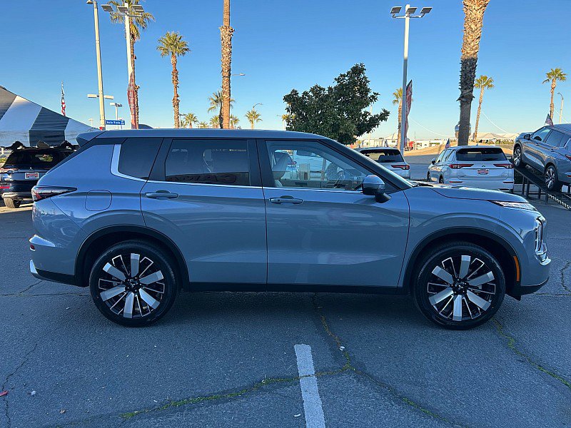 New 2026 Mitsubishi Outlander SE image 2