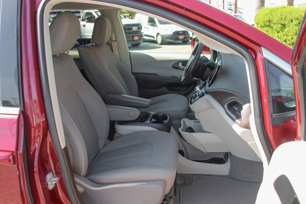 Used 2021 Chrysler Pacifica Touring w/ Uconnect Theater Family Group image 39