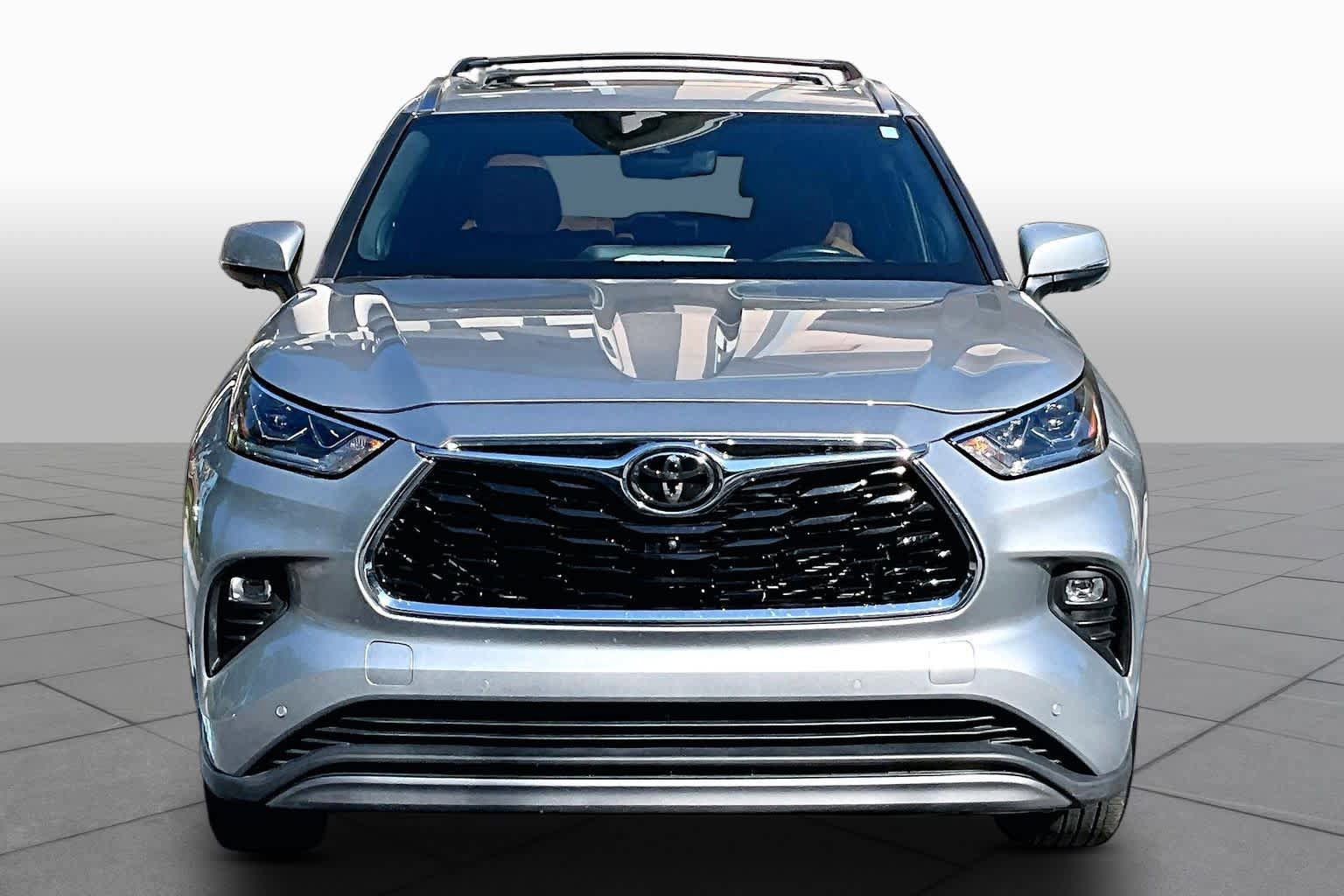 Used 2023 Toyota Highlander Platinum FWD image 4