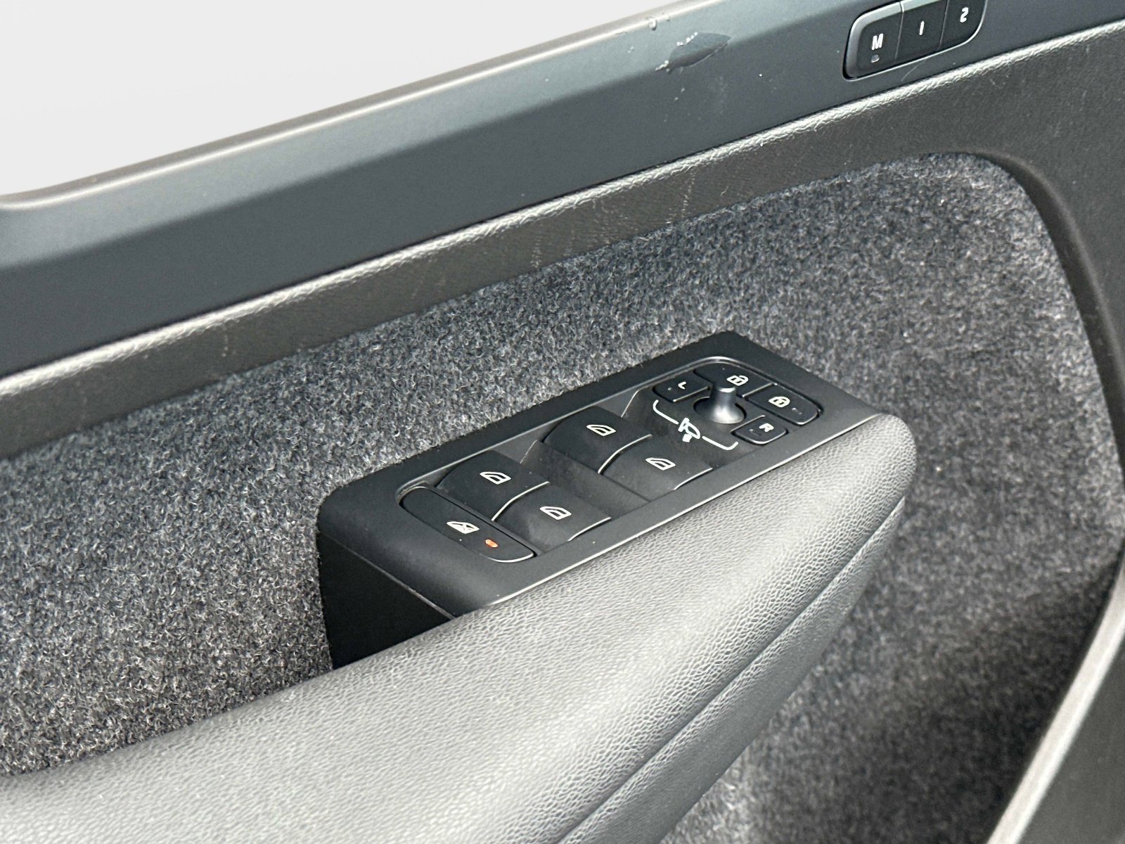 Certified 2023 Volvo XC40 B5 Ultimate w/ Protection Package Premier image 19