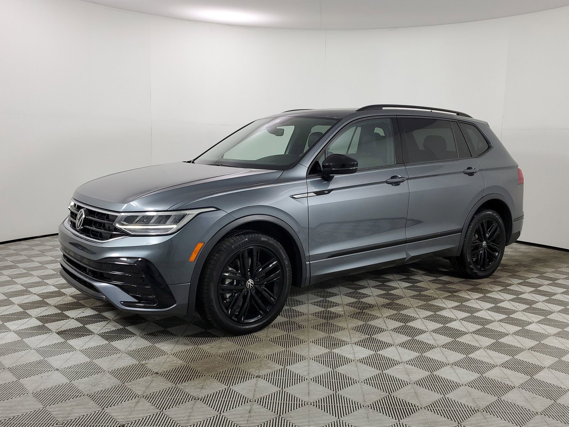 Used 2022 Volkswagen Tiguan SE R-Line image 5