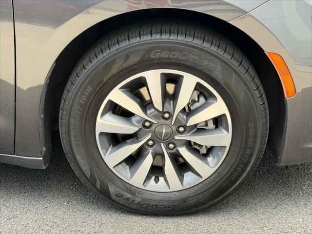 Used 2022 Chrysler Pacifica Touring-L FWD image 9