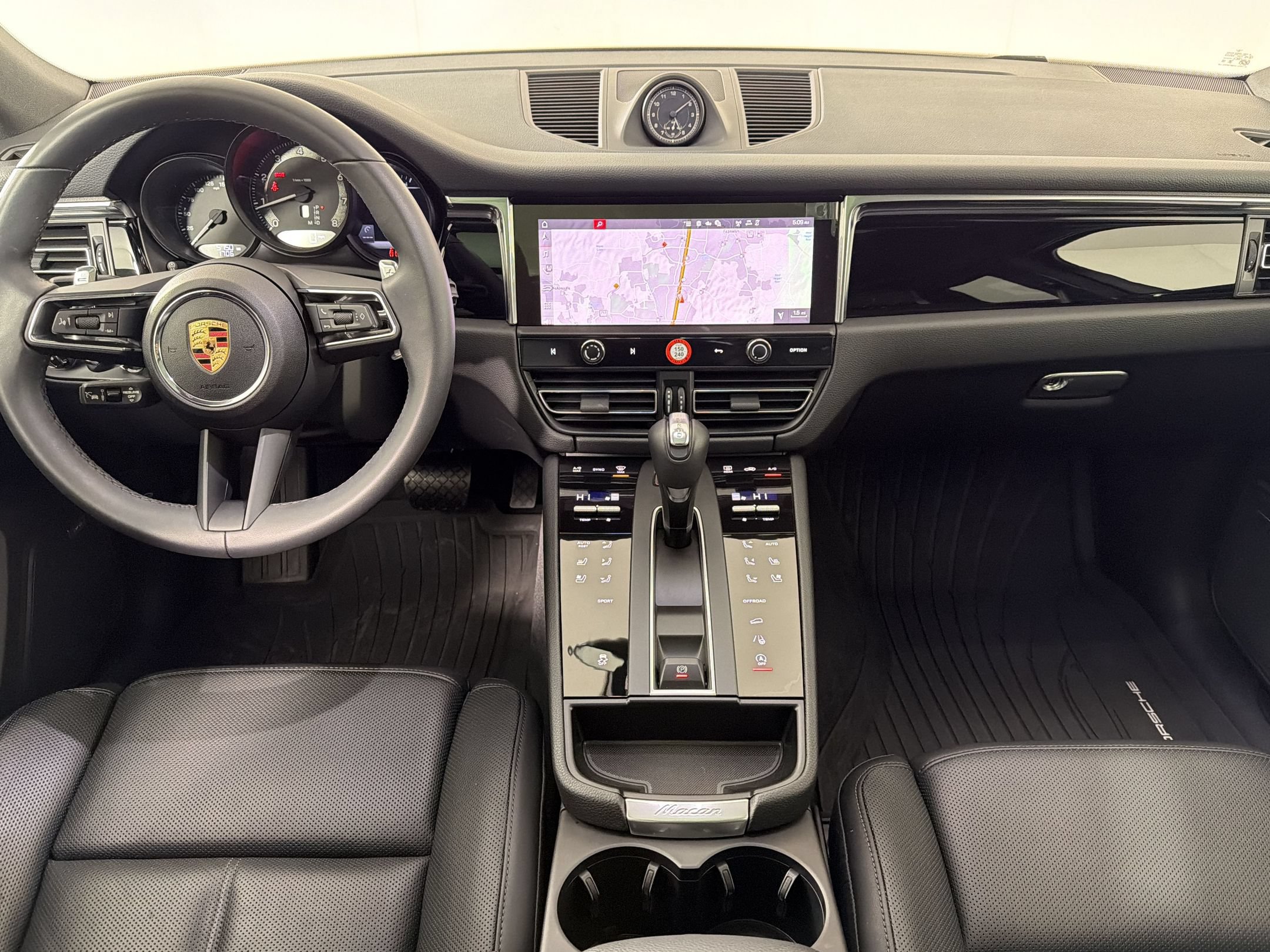 Certified 2025 Porsche Macan AWD/4WD image 29