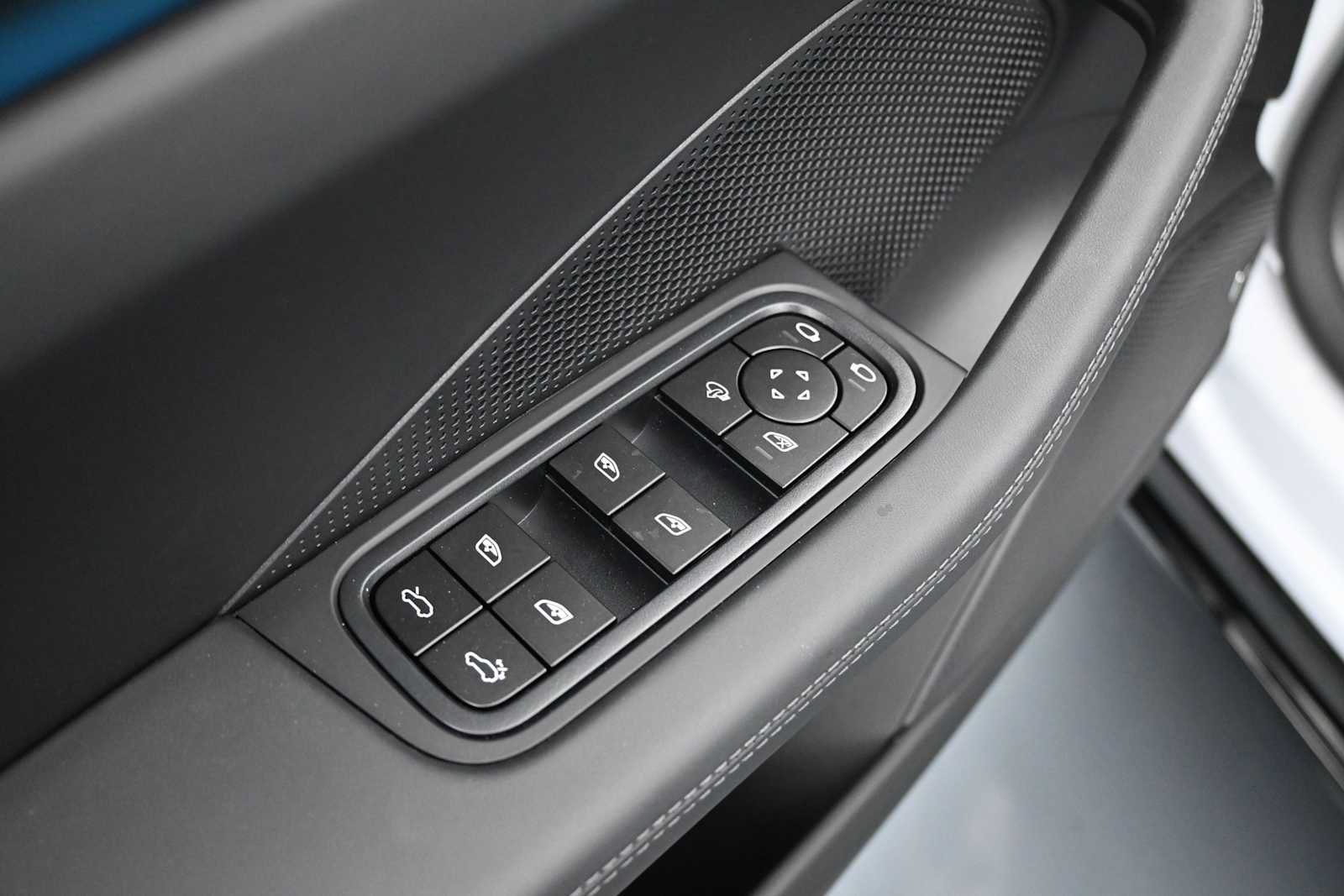 New 2026 Porsche Macan Turbo Electric AWD/4WD image 17