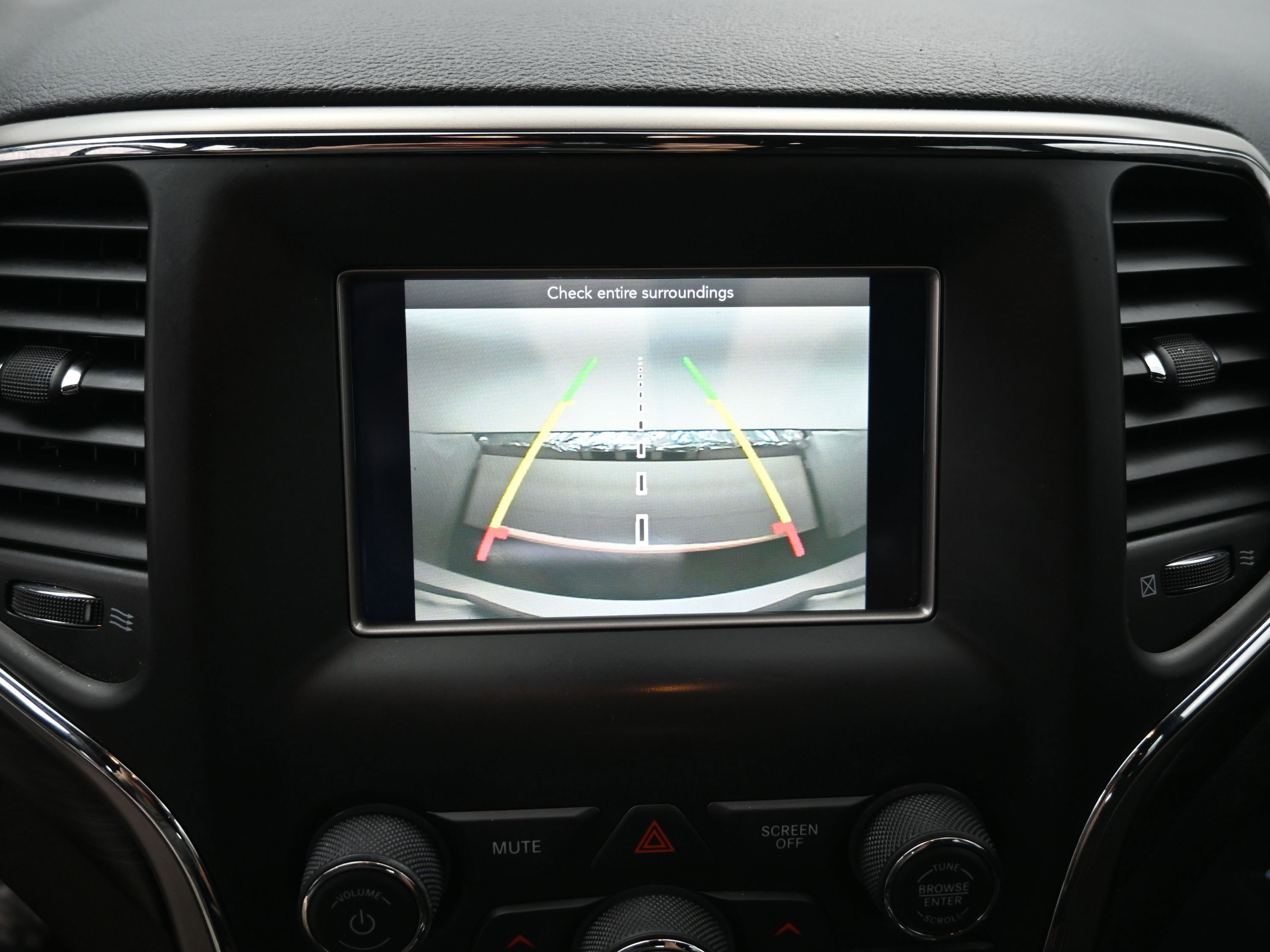 Used 2021 Jeep Grand Cherokee Laredo image 16