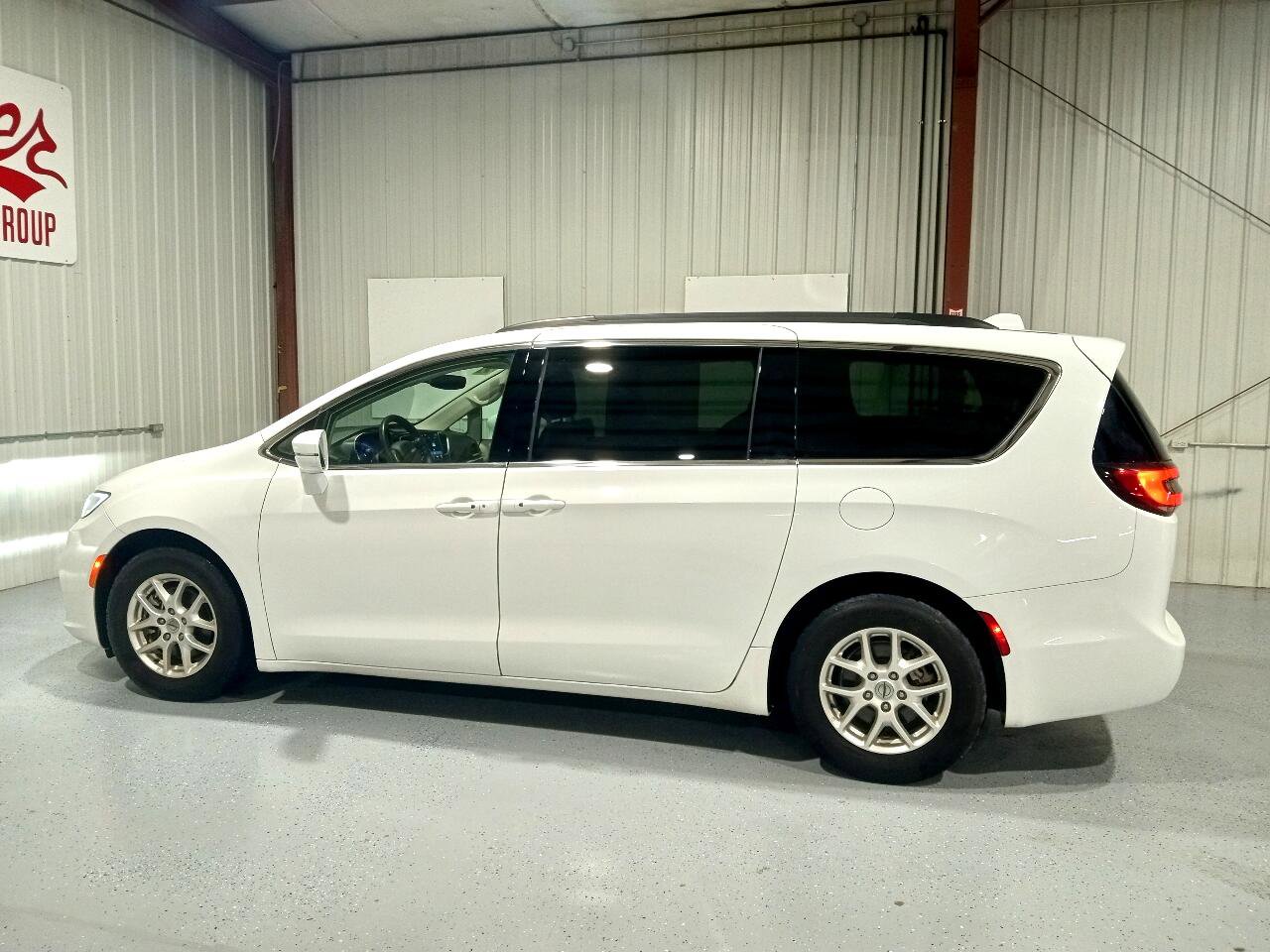 Used 2022 Chrysler Pacifica Touring-L image 3