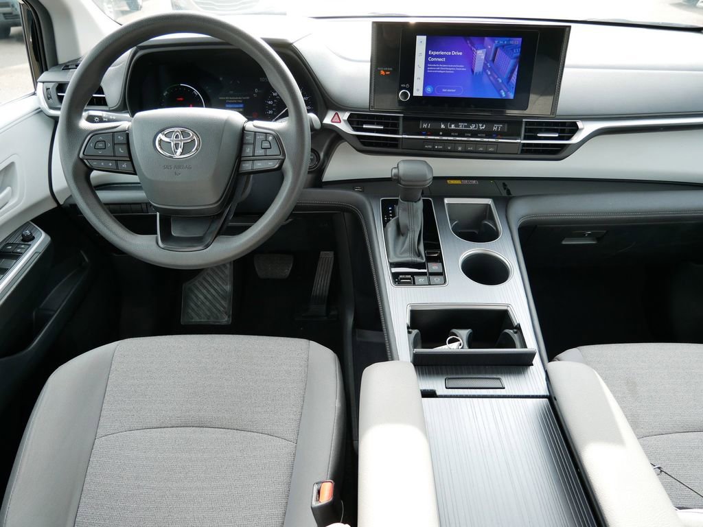 Used 2025 Toyota Sienna LE FWD image 18
