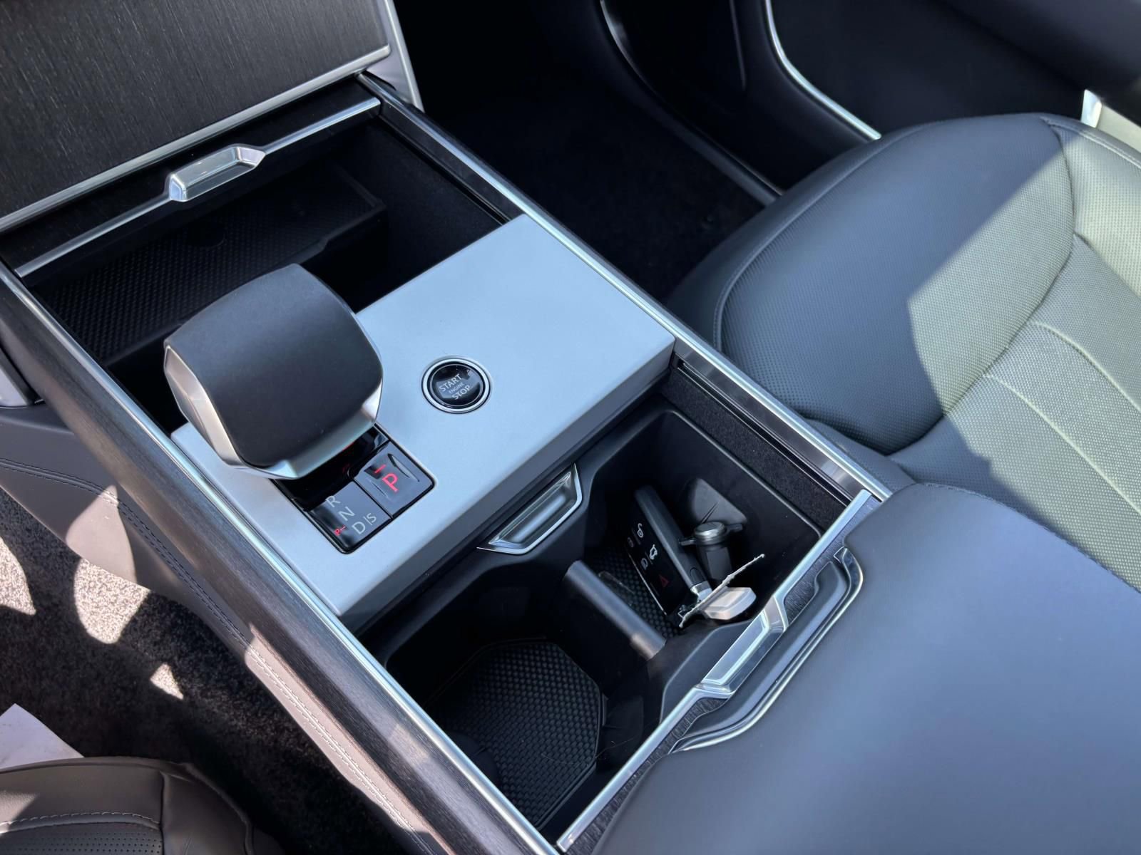 New 2025 Land Rover Range Rover SE image 18