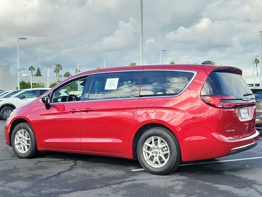 Used 2024 Chrysler Pacifica Touring-L image 3