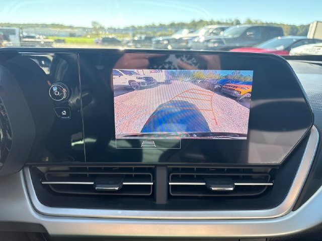 Used 2025 Chevrolet Trax RS w/ Sunroof Package FWD image 17