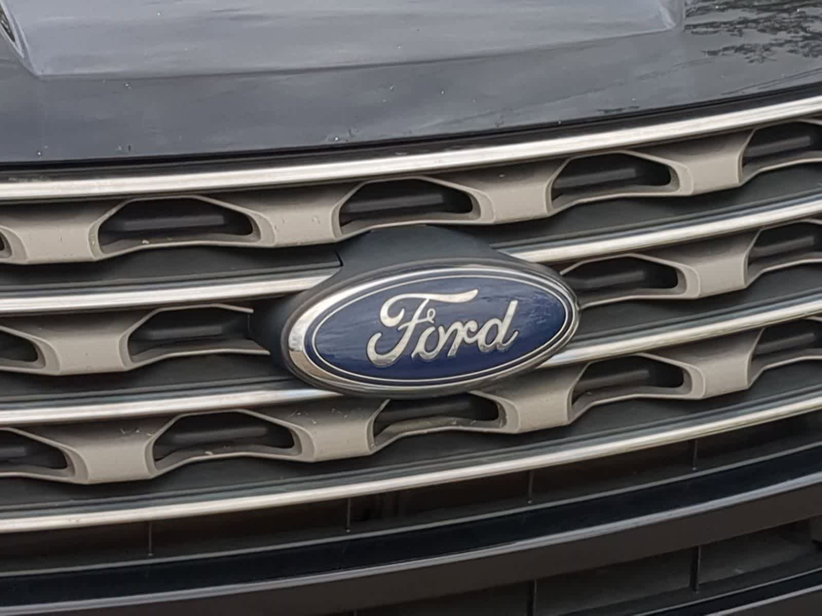 Used 2016 Ford Explorer XLT w/ Equipment Group 202A AWD/4WD image 12
