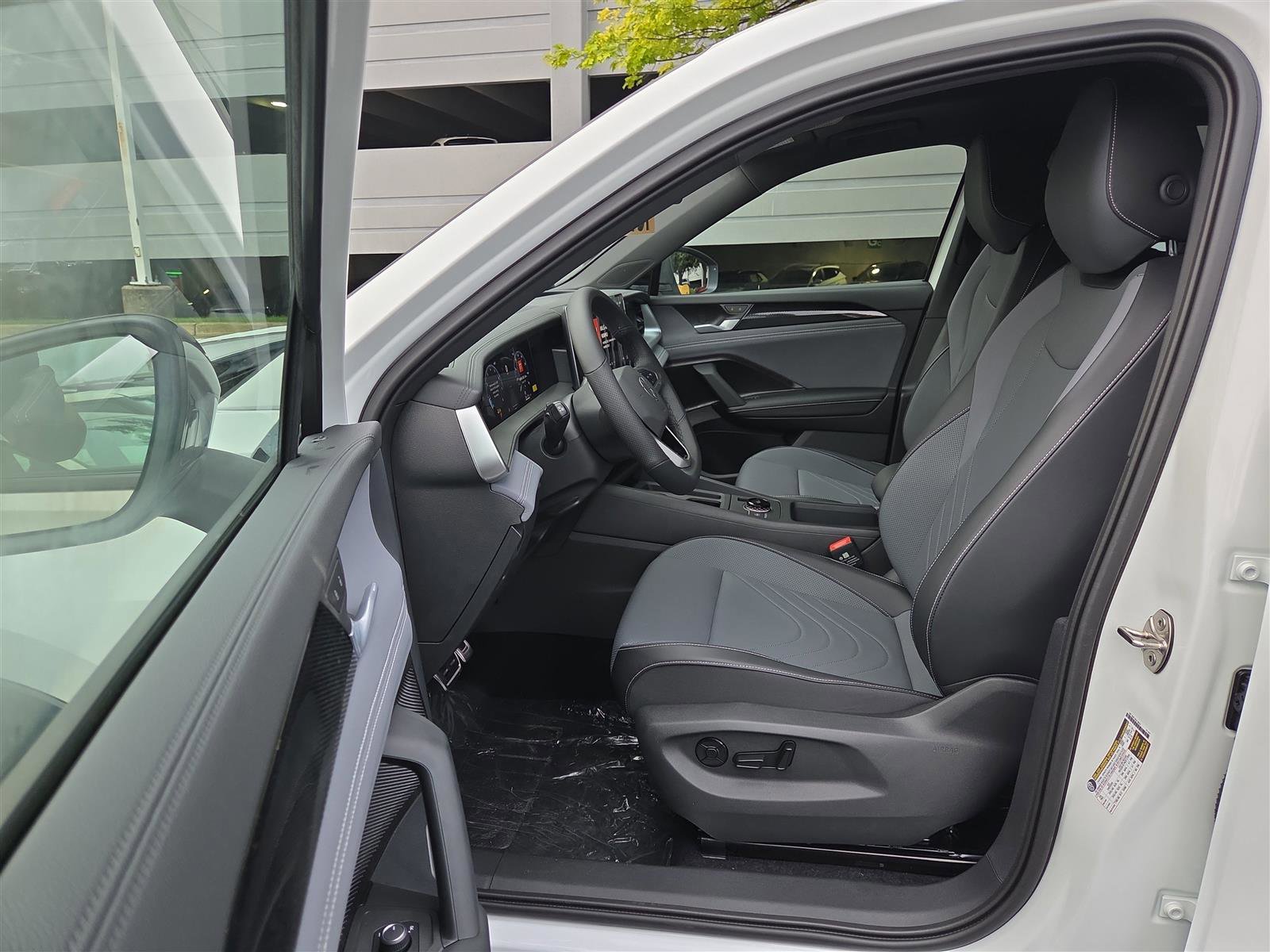 New 2025 Volkswagen Tiguan SE R-Line image 15