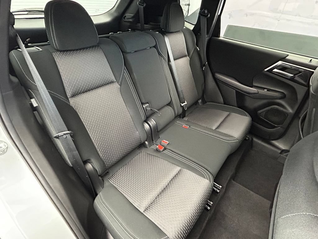 Used 2024 Mitsubishi Outlander ES FWD image 13